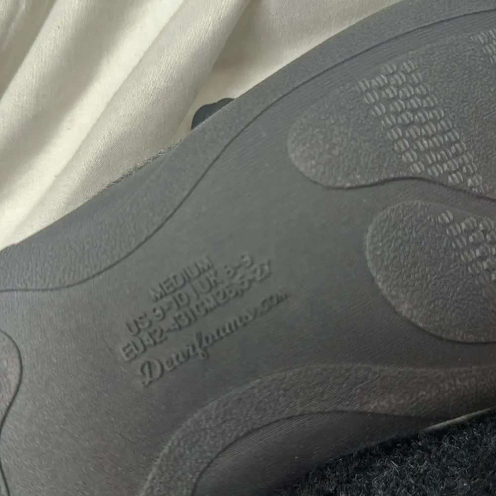 Dwarfoams‎ Memory Foams Grey/Black Slippers. Size Medium(9-10). NWT.